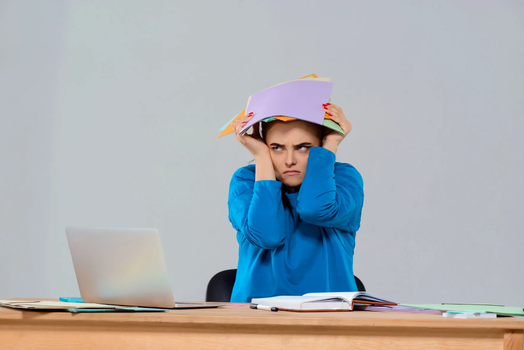 Problemas emocionales: Abrumar a un niño con presión académica puede causar ansiedad, estrés y hasta depresión. Si es el caso de tu hijo, podrías querer al menos preguntarte si la escuela en la que está es sensible al ritmo y herramientas internas de cada estudiante (personalidad, emociones, estilos de aprendizaje).