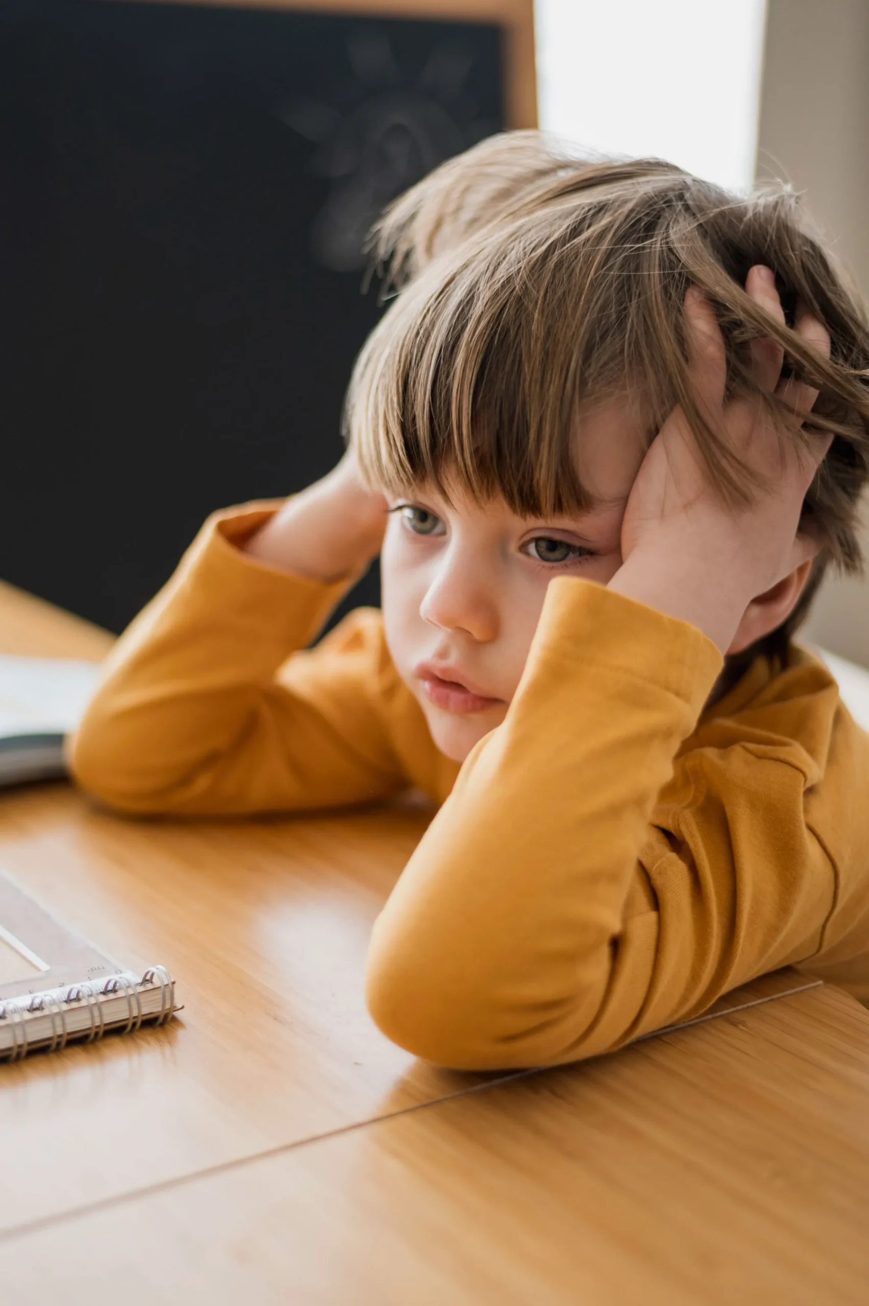 •⁠ ⁠Problemas de comportamiento: Colocar a un joven estudiante en un lugar que no le gusta, donde se siente fuera de lugar, es muy probable que genere mal comportamiento: negarse a seguir instrucciones, hacer cosas indebidas en clase o gritarles a los maestros y estudiantes.