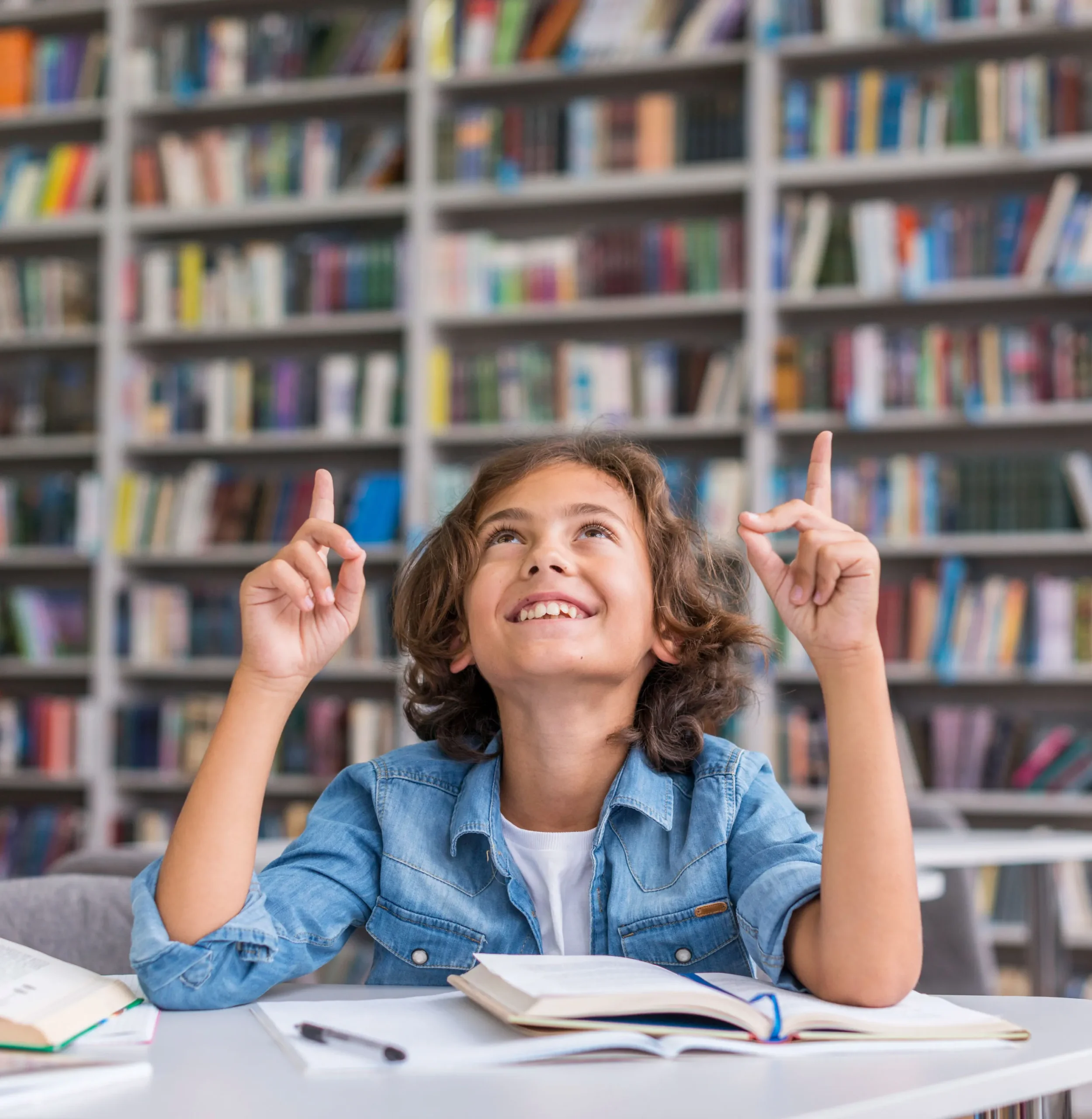 Niño aprendiendo diferente. ¿Y si tu hijo pudiera aprender a su manera, sin presiones y sin etiquetas? Educación Humanista