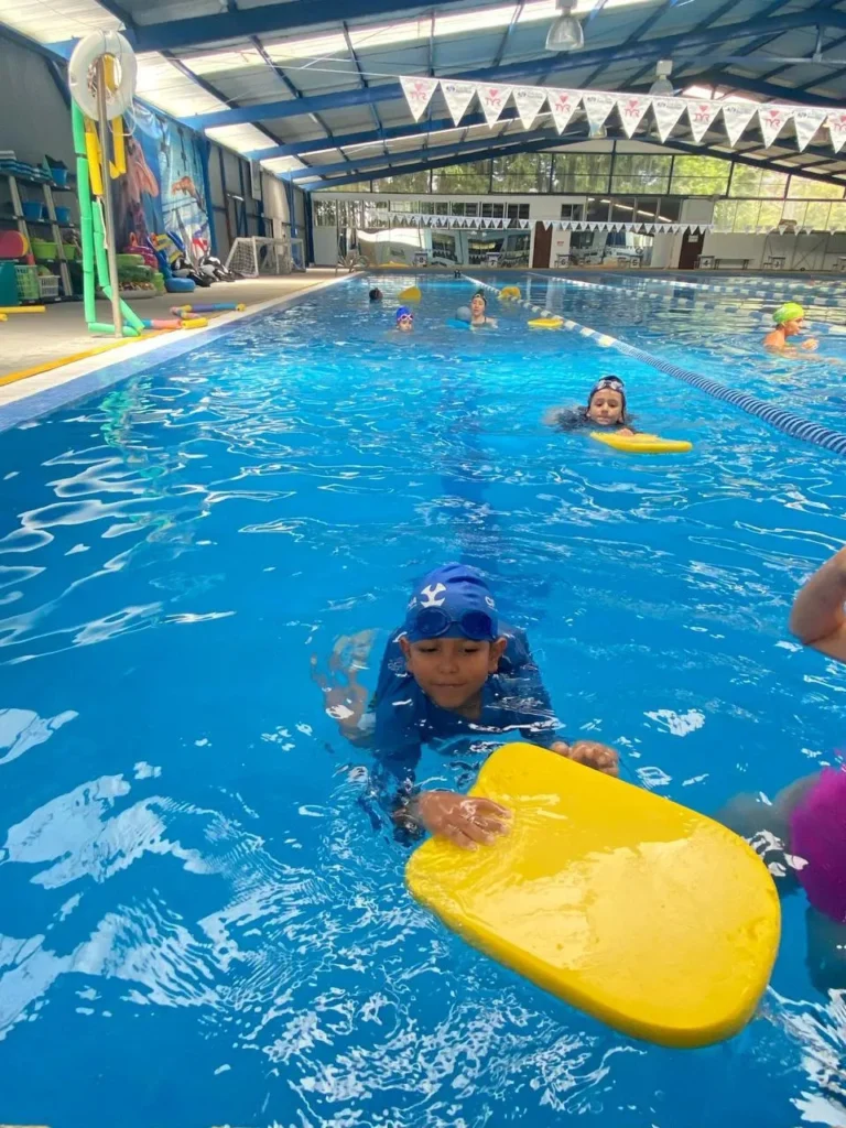 La Clase de Natación: Un Espacio para el Desarrollo Integral de los Estudiantes CIC