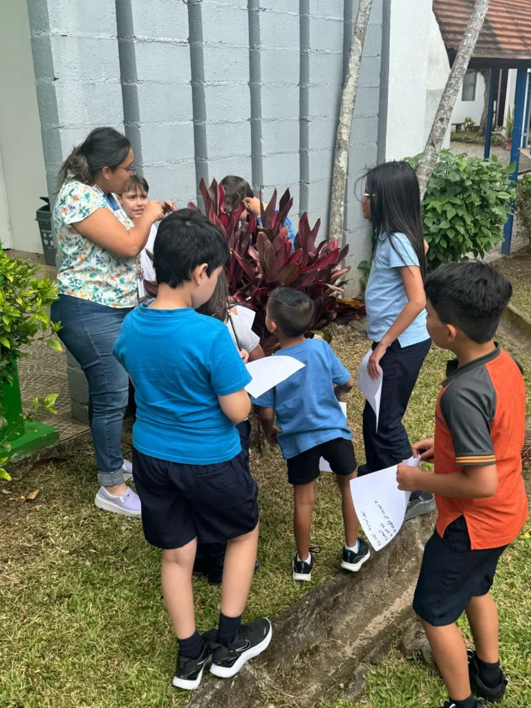 Líder explicando en taller grupal, Colegio Humanista CIC