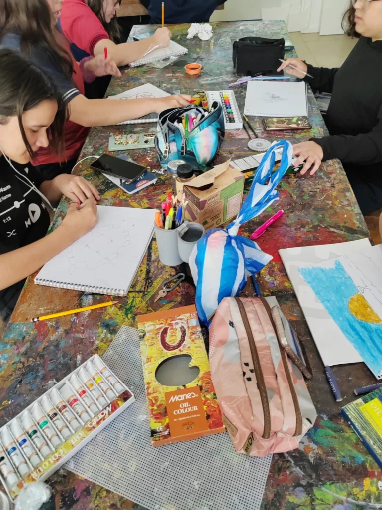 Taller grupal con estudiantes en actividades prácticas CIC
