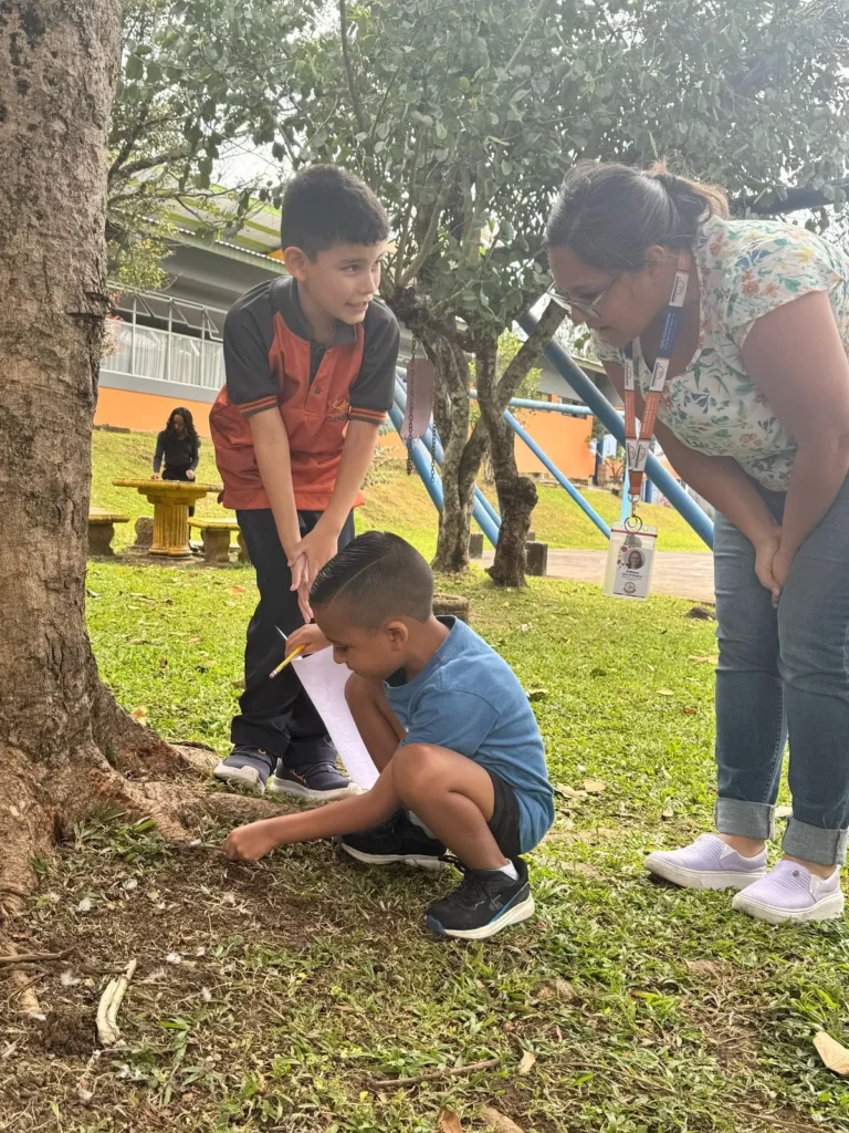Docente guiando participantes durante taller colaborativo CIC