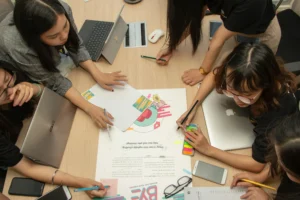 La metodología constructivista se basa en la idea de que el aprendizaje es un proceso activo y contextual.