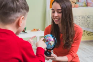 Estudiantes participando activamente en un aula centrada en el estudiante en CIC