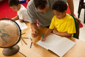 Estudiantes aprendiendo en un aula flexible con enseñanza personalizada y diversidad educativa