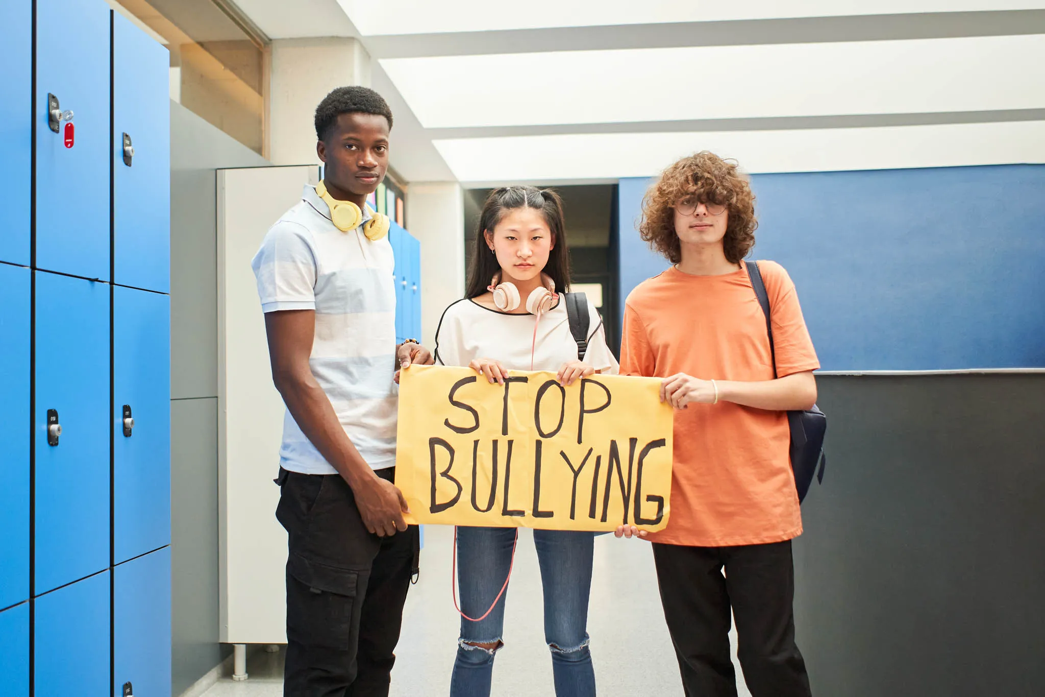 Estudiantes promoviendo empatía, respeto y convivencia saludable para prevenir el bullying escolar
