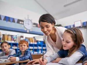 Profesora del CIC explicando en clase como ejemplo de docente que inspira a sus estudiantes